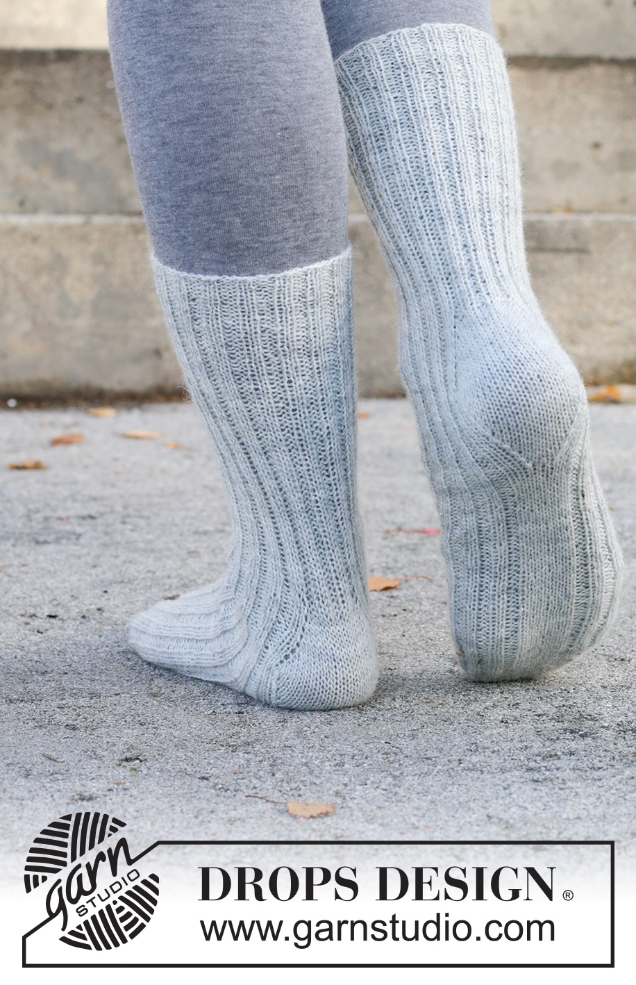 Moonstone Glow Socks / DROPS 261-69 - Prjónaðir sokkar í DROPS Fabel. Stykkið er prjónað ofan frá og niður í stroffprjóni með demantshæl. Stærð 35 – 43.