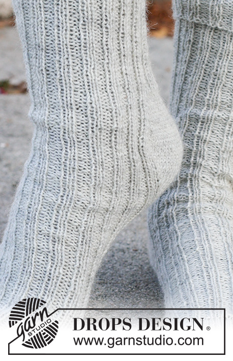 Moonstone Glow Socks / DROPS 261-69 - Prjónaðir sokkar í DROPS Fabel. Stykkið er prjónað ofan frá og niður í stroffprjóni með demantshæl. Stærð 35 – 43.