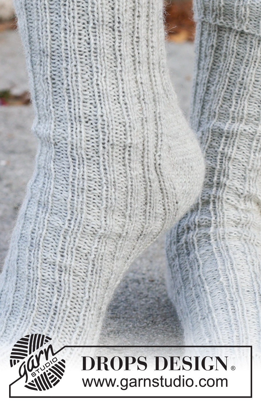 Moonstone Glow Socks / DROPS 261-69 - Prjónaðir sokkar í DROPS Fabel. Stykkið er prjónað ofan frá og niður í stroffprjóni með demantshæl. Stærð 35 – 43.