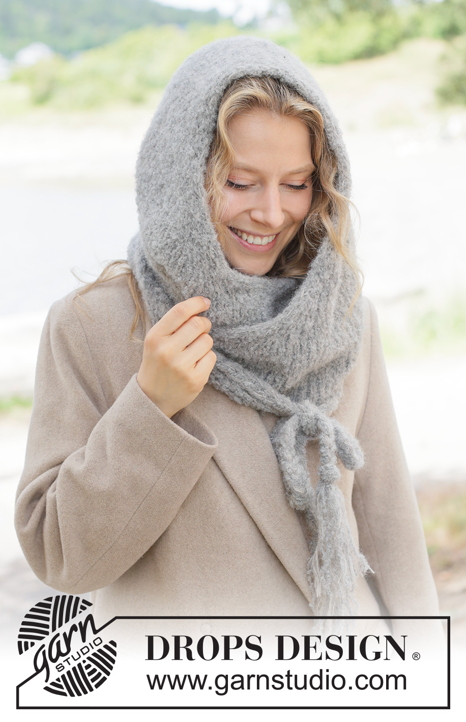 Soft Shelter Hood / DROPS 261-7 - Szalik z kapturem na drutach, z włóczek DROPS Alpaca Bouclé i DROPS Brushed Alpaca Silk. Przerabiany od góry do dołu, dżersejem, wiązany.