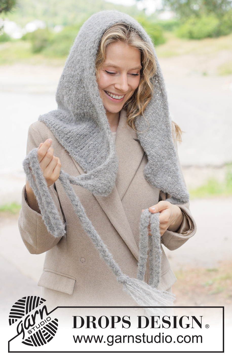 Soft Shelter Hood / DROPS 261-7 - Szalik z kapturem na drutach, z włóczek DROPS Alpaca Bouclé i DROPS Brushed Alpaca Silk. Przerabiany od góry do dołu, dżersejem, wiązany.