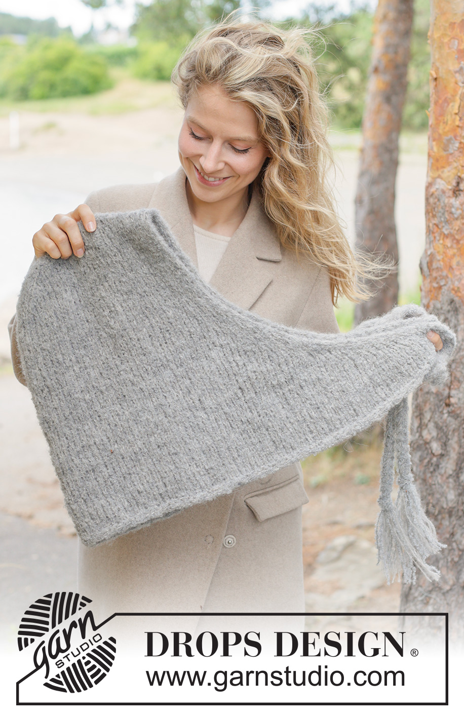 Soft Shelter Hood / DROPS 261-7 - Szalik z kapturem na drutach, z włóczek DROPS Alpaca Bouclé i DROPS Brushed Alpaca Silk. Przerabiany od góry do dołu, dżersejem, wiązany.