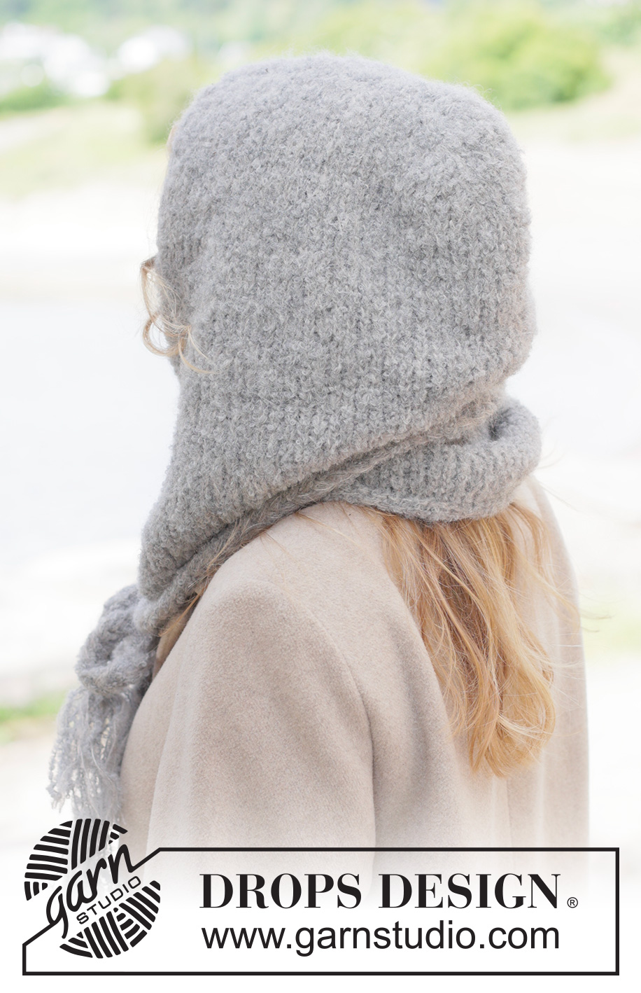 Soft Shelter Hood / DROPS 261-7 - Szalik z kapturem na drutach, z włóczek DROPS Alpaca Bouclé i DROPS Brushed Alpaca Silk. Przerabiany od góry do dołu, dżersejem, wiązany.