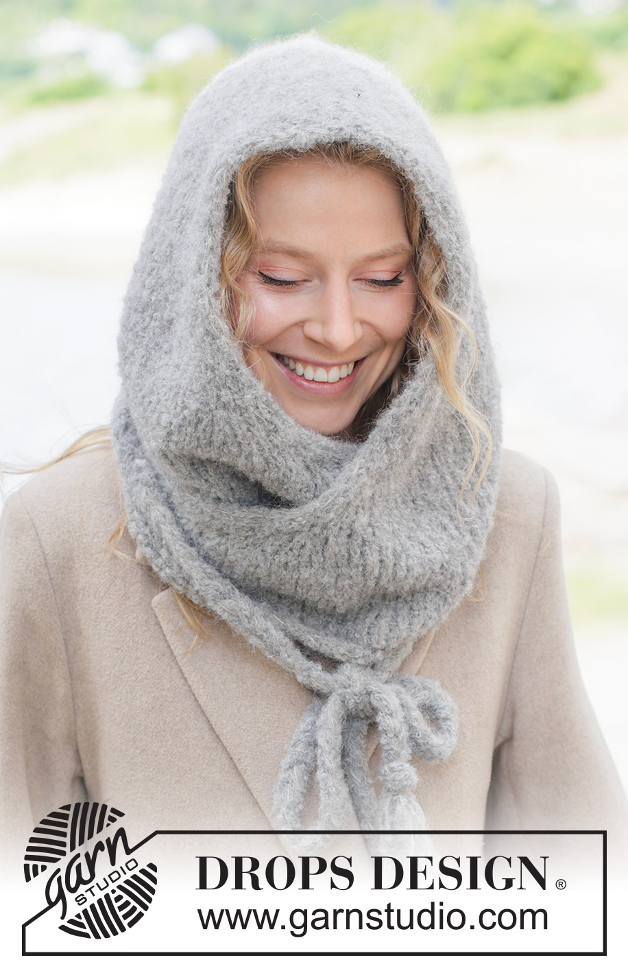 Soft Shelter Hood / DROPS 261-7 - Szalik z kapturem na drutach, z włóczek DROPS Alpaca Bouclé i DROPS Brushed Alpaca Silk. Przerabiany od góry do dołu, dżersejem, wiązany.