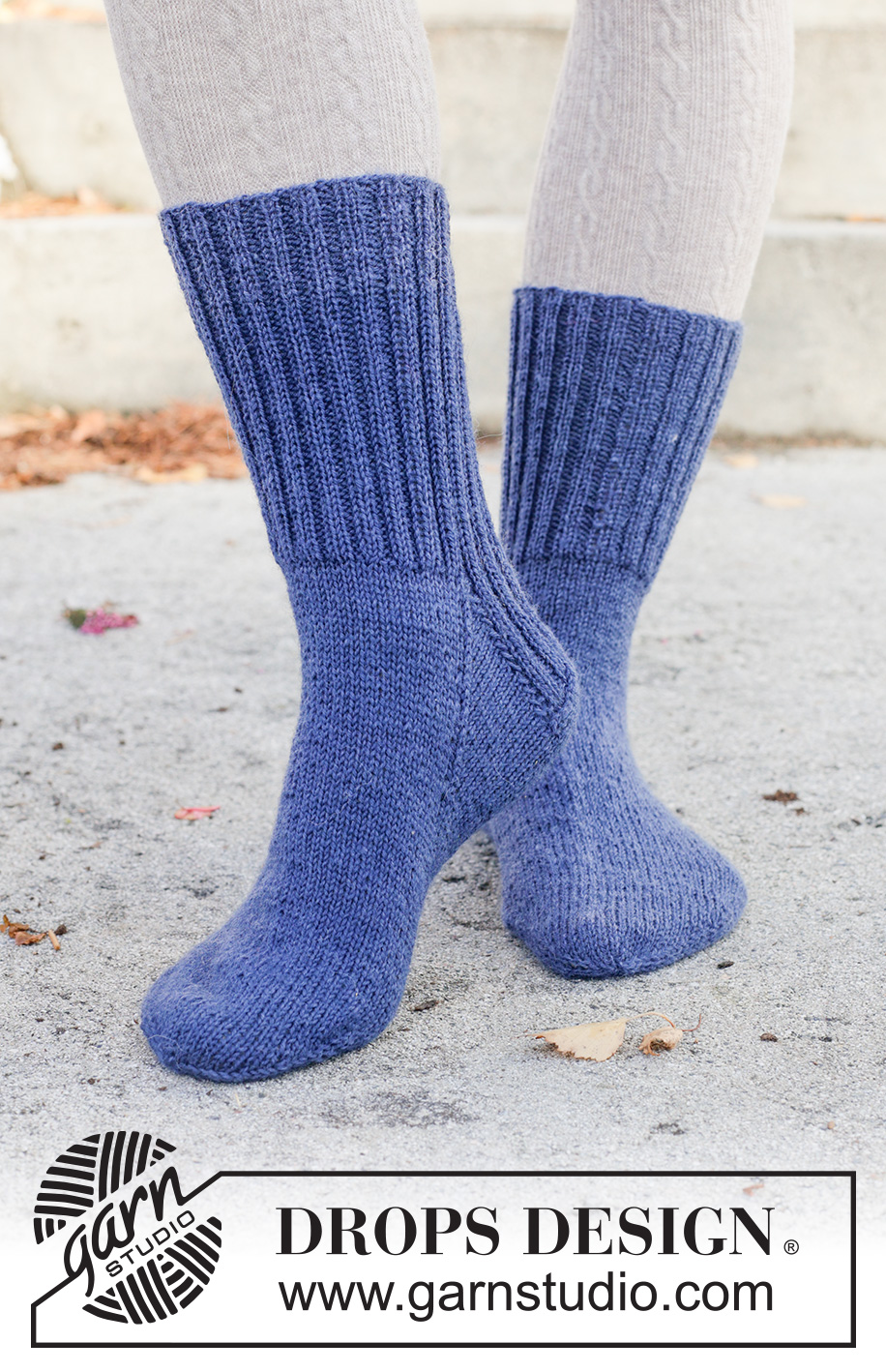 Midnight Spark Socks / DROPS 261-70 - Prjónaðir sokkar úr DROPS Fabel. Stykkið er prjónað ofan frá og niður. Stærð 35 - 43.