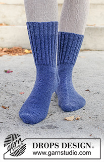 Midnight Spark Socks / DROPS 261-70 - Prjónaðir sokkar úr DROPS Fabel. Stykkið er prjónað ofan frá og niður. Stærð 35 - 43.