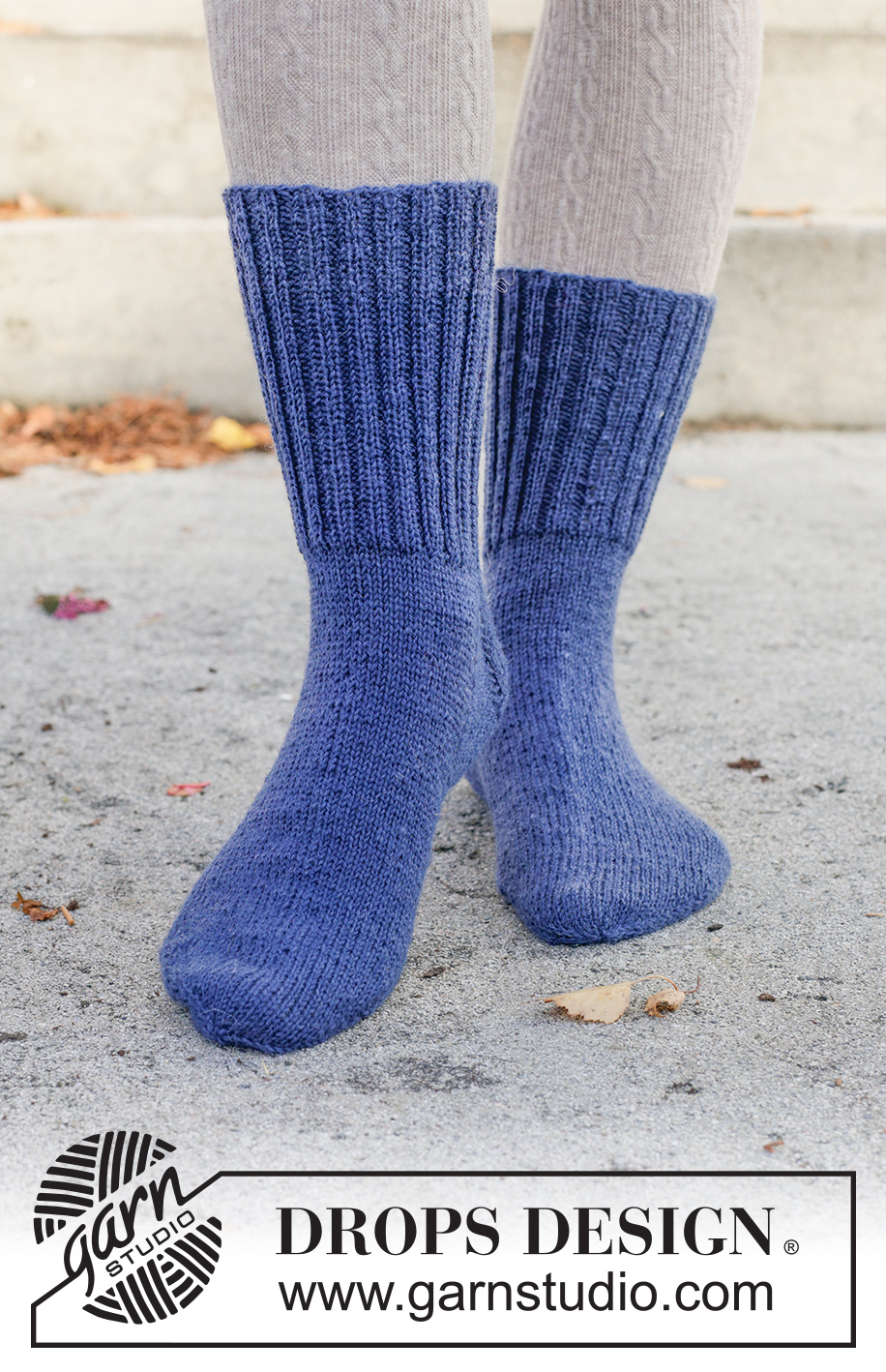 Midnight Spark Socks / DROPS 261-70 - Prjónaðir sokkar úr DROPS Fabel. Stykkið er prjónað ofan frá og niður. Stærð 35 - 43.