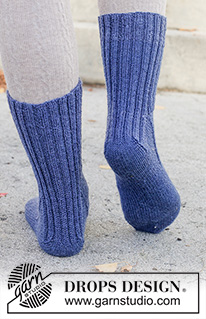 Midnight Spark Socks / DROPS 261-70 - Prjónaðir sokkar úr DROPS Fabel. Stykkið er prjónað ofan frá og niður. Stærð 35 - 43.