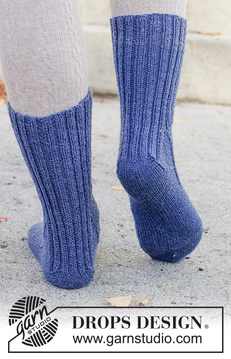 Midnight Spark Socks / DROPS 261-70 - Prjónaðir sokkar úr DROPS Fabel. Stykkið er prjónað ofan frá og niður. Stærð 35 - 43.