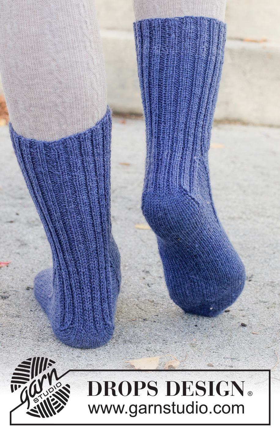 Midnight Spark Socks / DROPS 261-70 - Prjónaðir sokkar úr DROPS Fabel. Stykkið er prjónað ofan frá og niður. Stærð 35 - 43.