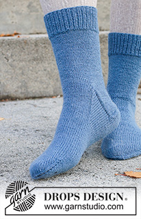 Ocean Prism Socks / DROPS 261-71 - Prjónaðir sokkar úr DROPS Nord. Stykkið er prjónað ofan frá og niður. Stærð 35 - 43.