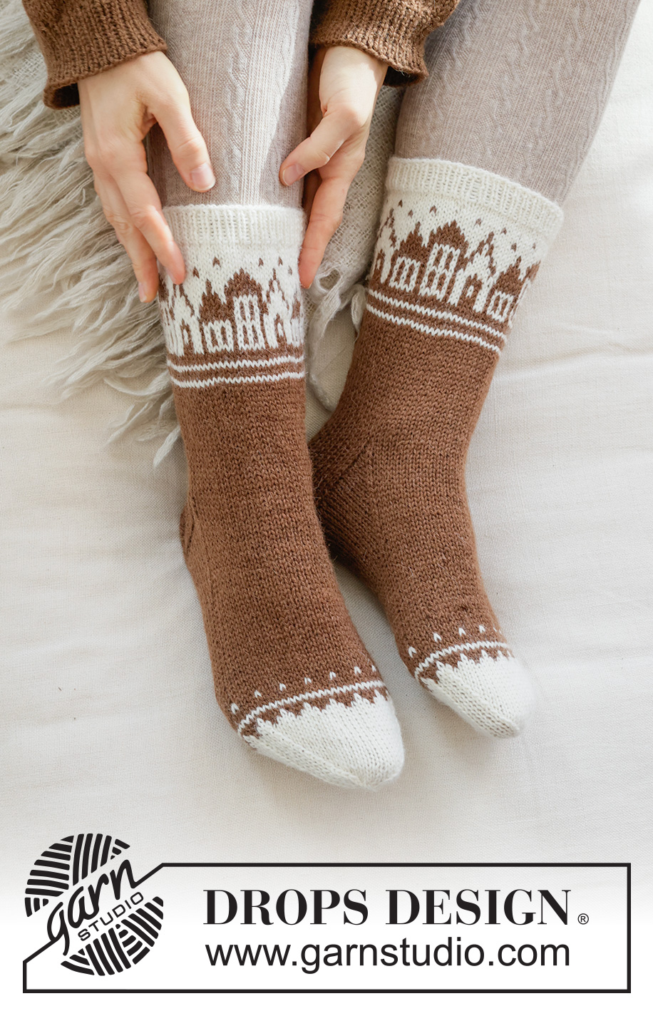 Frosty Town Socks / DROPS 261-72 - Strikkede sokker i DROPS Nord. Arbejdet strikkes oppefra og ned i glatstrik med nordisk mønster og hus. Størrelse 35 - 43. Tema: Jul.
