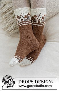 Frosty Town Socks / DROPS 261-72 - Strikkede sokker i DROPS Nord. Arbejdet strikkes oppefra og ned i glatstrik med nordisk mønster og hus. Størrelse 35 - 43. Tema: Jul.