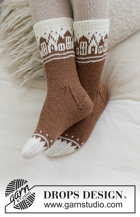 Frosty Town Socks / DROPS 261-72 - Strikkede sokker i DROPS Nord. Arbejdet strikkes oppefra og ned i glatstrik med nordisk mønster og hus. Størrelse 35 - 43. Tema: Jul.