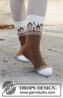 Frosty Town Socks / DROPS 261-72 - Strikkede sokker i DROPS Nord. Arbejdet strikkes oppefra og ned i glatstrik med nordisk mønster og hus. Størrelse 35 - 43. Tema: Jul.