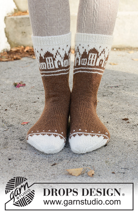 Frosty Town Socks / DROPS 261-72 - Strikkede sokker i DROPS Nord. Arbejdet strikkes oppefra og ned i glatstrik med nordisk mønster og hus. Størrelse 35 - 43. Tema: Jul.