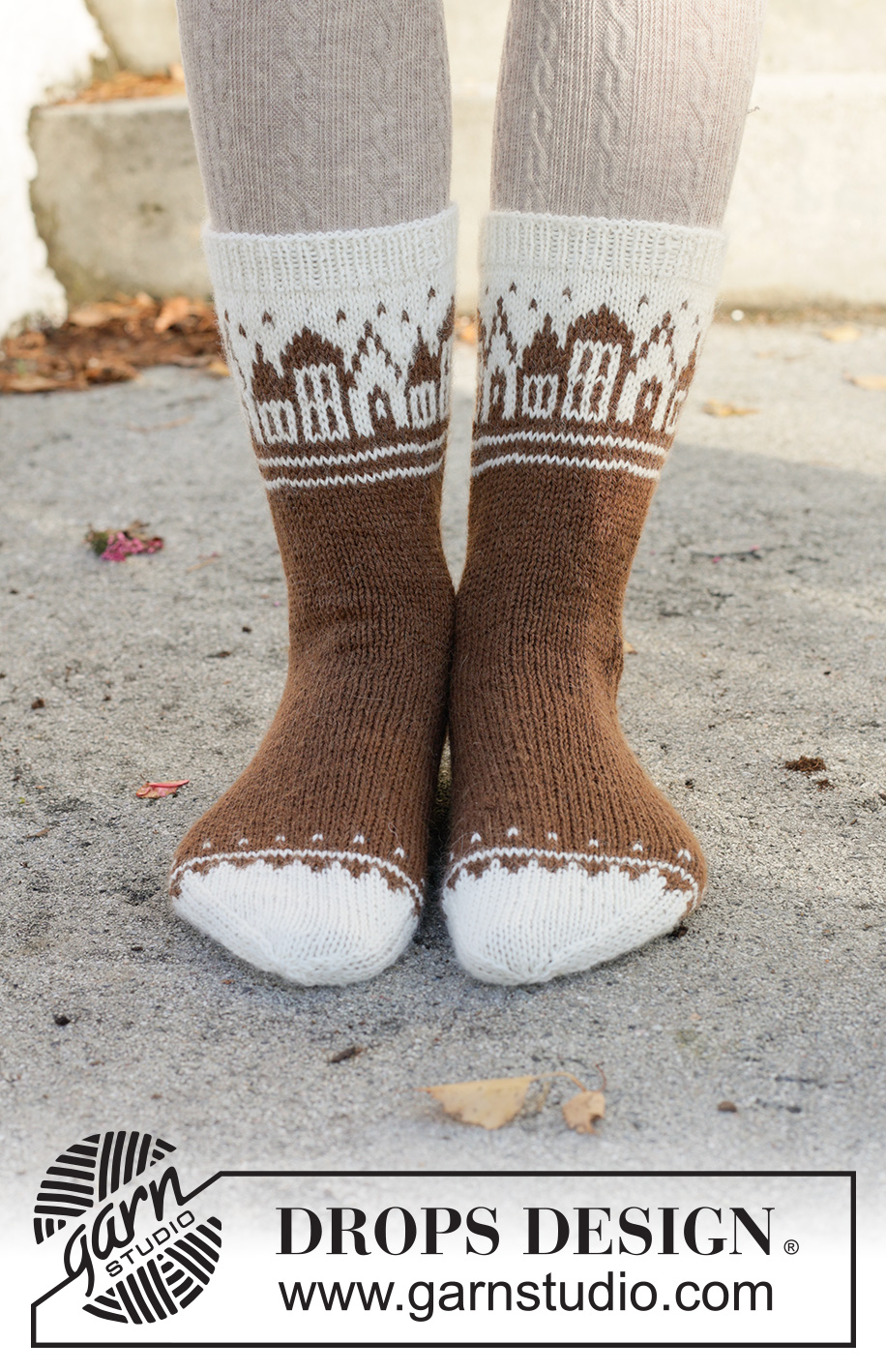 Frosty Town Socks / DROPS 261-72 - Strikkede sokker i DROPS Nord. Arbejdet strikkes oppefra og ned i glatstrik med nordisk mønster og hus. Størrelse 35 - 43. Tema: Jul.