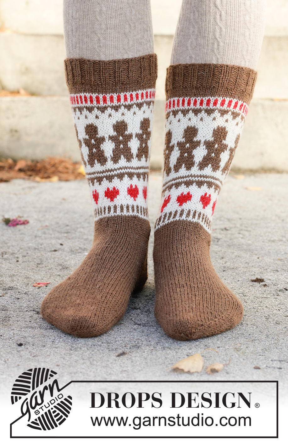 Gingerbread Love Socks / DROPS 261-73 - Knitted socks in DROPS Nord. The piece is worked in stockinette stitch, top down with Nordic pattern, gingerbread and hearts. Sizes 35 – 43 = US 2½ – 12½. Theme: Christmas.