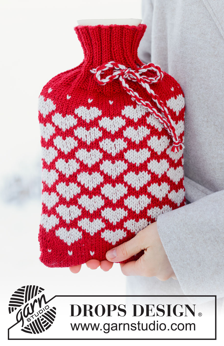 Snuggle Hearts / DROPS 261-76 - Pokrowiec na termofor na drutach z włóczki DROPS Merino Extra Fine. Przerabiany od dołu do góry dżersejem i żakardem norweskim w serca. Temat: Walentynki.