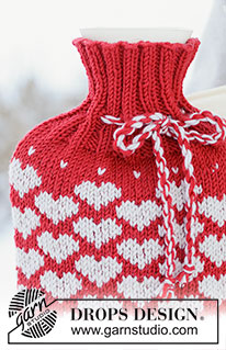 Snuggle Hearts / DROPS 261-76 - Alhaalta ylös neulottu lämminvesipullon suojus DROPS Merino Extra Fine -langasta. Työssä on sileää neuletta, kirjoneuletta ja sydänkuvioita. Teema: Ystävänpäivä.