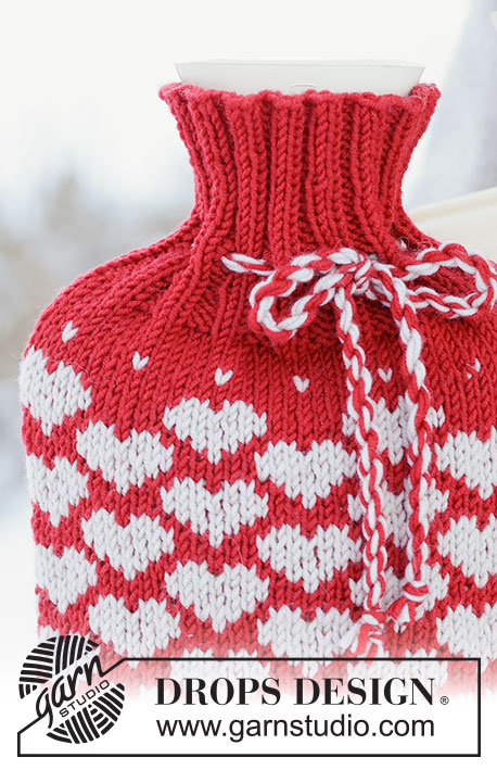 Snuggle Hearts / DROPS 261-76 - Alhaalta ylös neulottu lämminvesipullon suojus DROPS Merino Extra Fine -langasta. Työssä on sileää neuletta, kirjoneuletta ja sydänkuvioita. Teema: Ystävänpäivä.