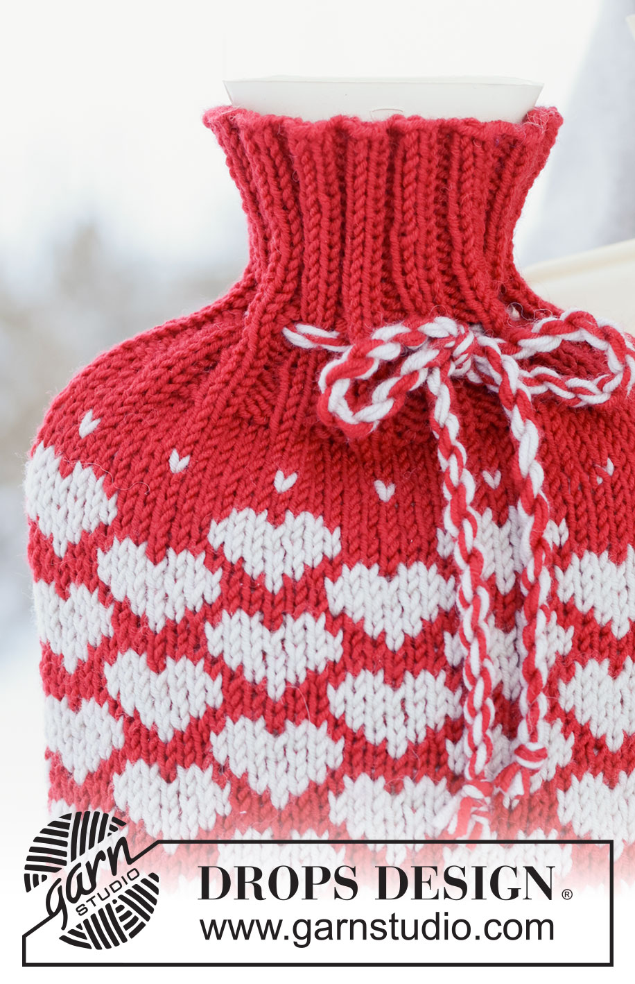 Snuggle Hearts / DROPS 261-76 - Alhaalta ylös neulottu lämminvesipullon suojus DROPS Merino Extra Fine -langasta. Työssä on sileää neuletta, kirjoneuletta ja sydänkuvioita. Teema: Ystävänpäivä.