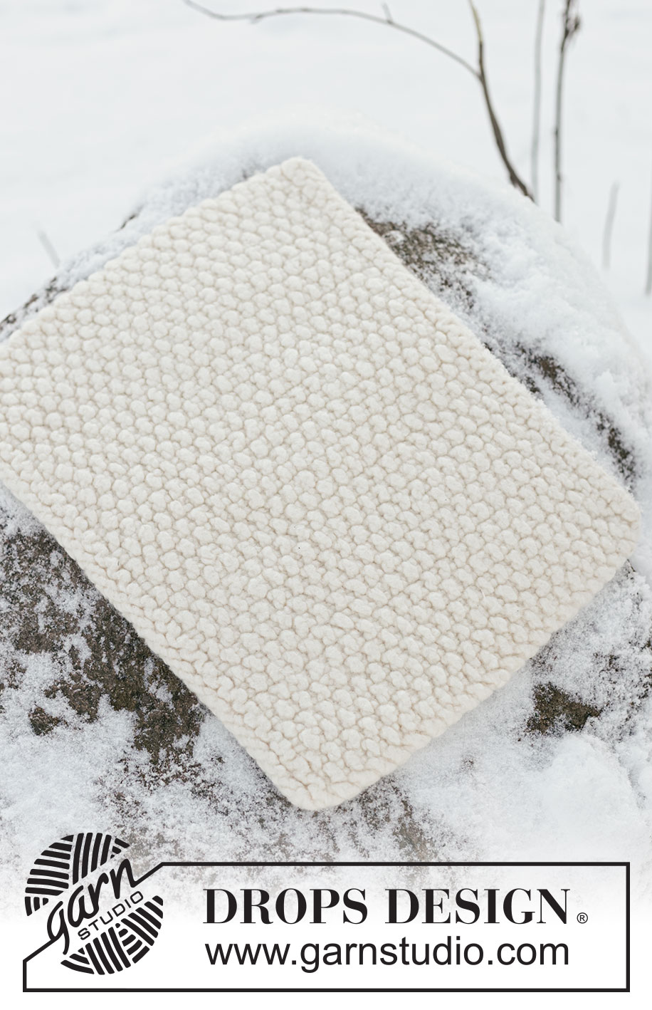 Snow Pebble Seat Pad / DROPS 261-79 - Stickat och tovat sittunderlag i DROPS Polaris. Arbetet stickas med relieffmönster.