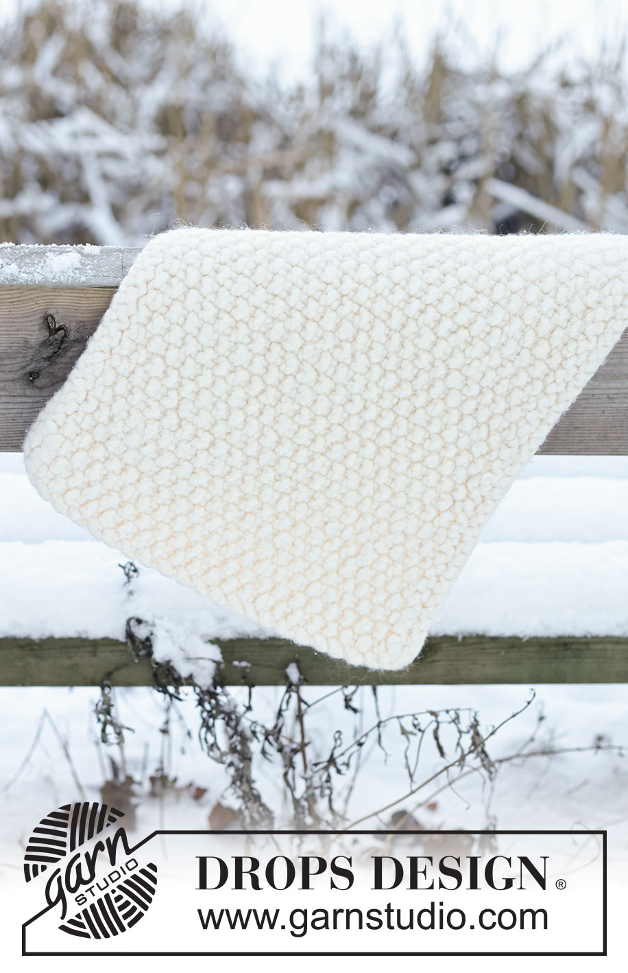 Snow Pebble Seat Pad / DROPS 261-79 - Stickat och tovat sittunderlag i DROPS Polaris. Arbetet stickas med relieffmönster.