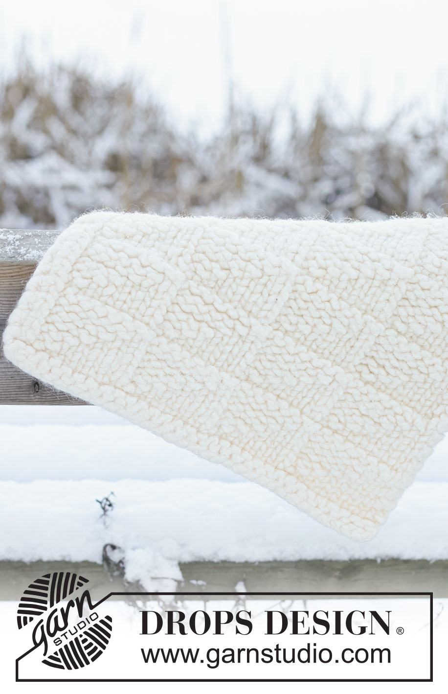 Calm Tile Seat Pad / DROPS 261-80 - Stickat och tovat sittunderlag i DROPS Polaris. Arbetet stickas med relieffmönster.