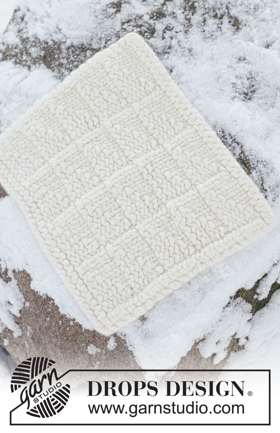 Calm Tile Seat Pad / DROPS 261-80 - Stickat och tovat sittunderlag i DROPS Polaris. Arbetet stickas med relieffmönster.