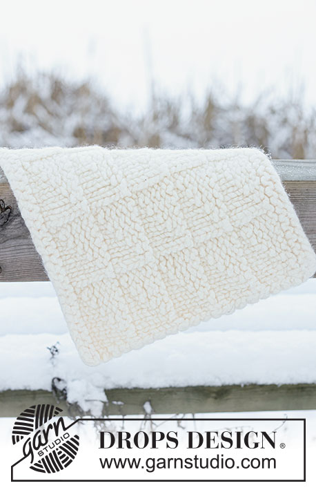 Calm Tile Seat Pad / DROPS 261-80 - Stickat och tovat sittunderlag i DROPS Polaris. Arbetet stickas med relieffmönster.