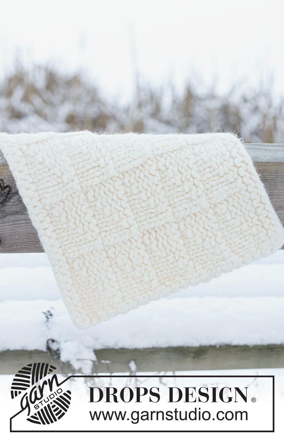 Calm Tile Seat Pad / DROPS 261-80 - Stickat och tovat sittunderlag i DROPS Polaris. Arbetet stickas med relieffmönster.