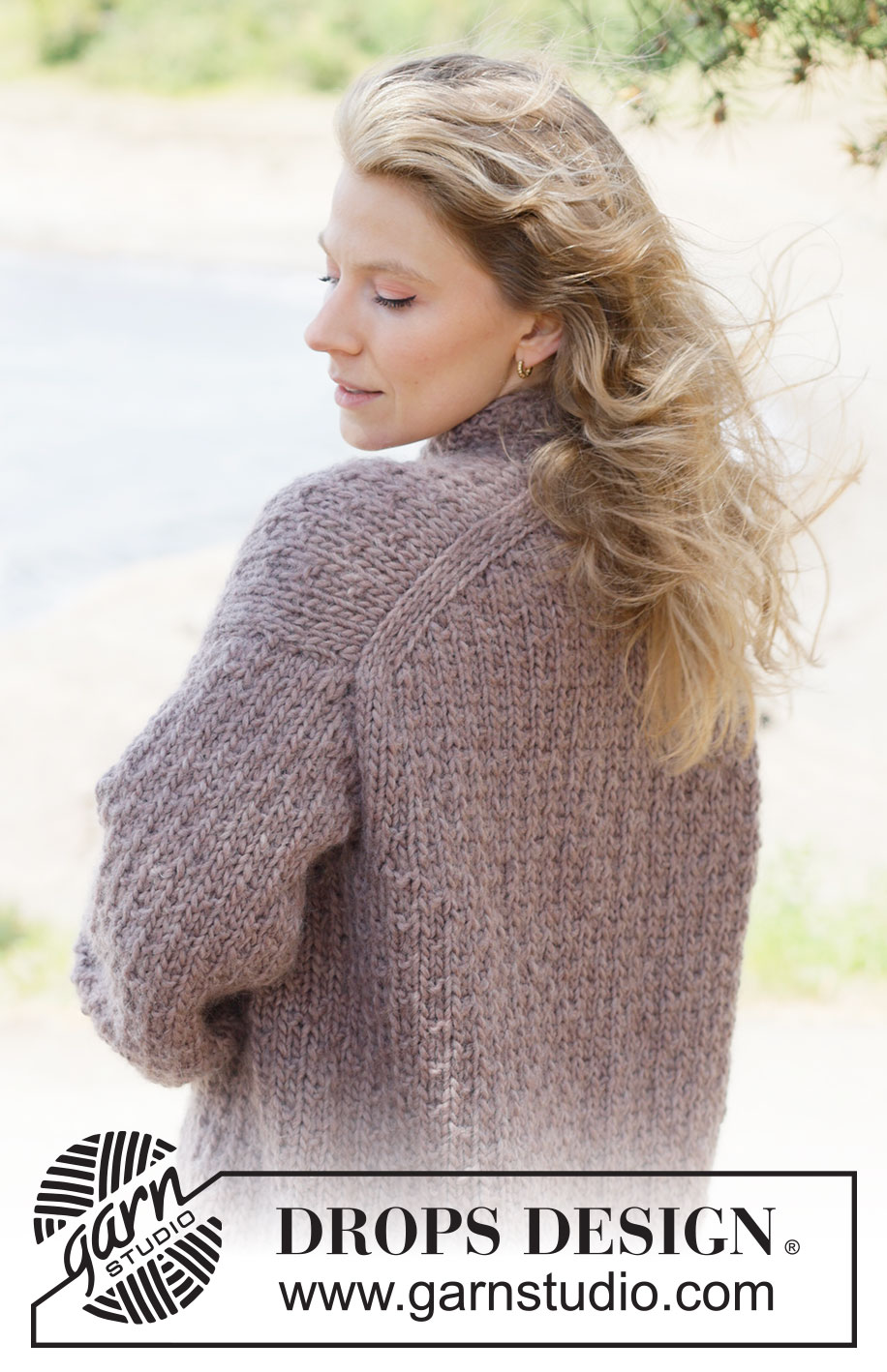 Chestnut Hug Cardigan / DROPS 262-19 - Długi kardigan oversize na drutach, przerabiany od góry do dołu z włóczki DROPS Snow. Z europejskimi ramionami / skosami ramion, strukturalnym ściegiem fantazyjnym, dekoltem V, szalowym kołnierzem i I-cordem. Od XS do XXXL.