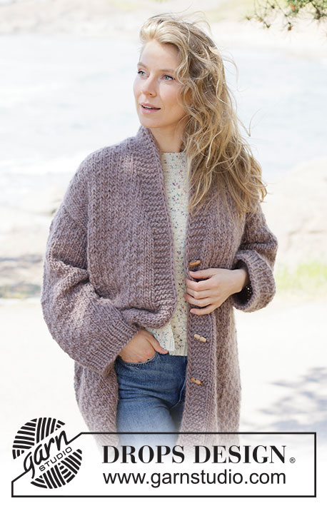 Chestnut Hug Cardigan / DROPS 262-19 - Długi kardigan oversize na drutach, przerabiany od góry do dołu z włóczki DROPS Snow. Z europejskimi ramionami / skosami ramion, strukturalnym ściegiem fantazyjnym, dekoltem V, szalowym kołnierzem i I-cordem. Od XS do XXXL.