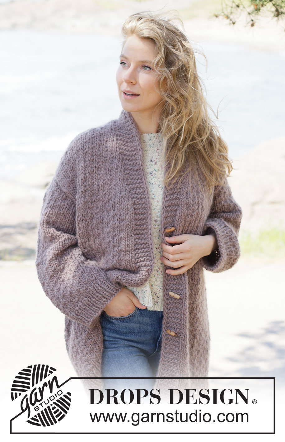 Chestnut Hug Cardigan / DROPS 262-19 - Długi kardigan oversize na drutach, przerabiany od góry do dołu z włóczki DROPS Snow. Z europejskimi ramionami / skosami ramion, strukturalnym ściegiem fantazyjnym, dekoltem V, szalowym kołnierzem i I-cordem. Od XS do XXXL.