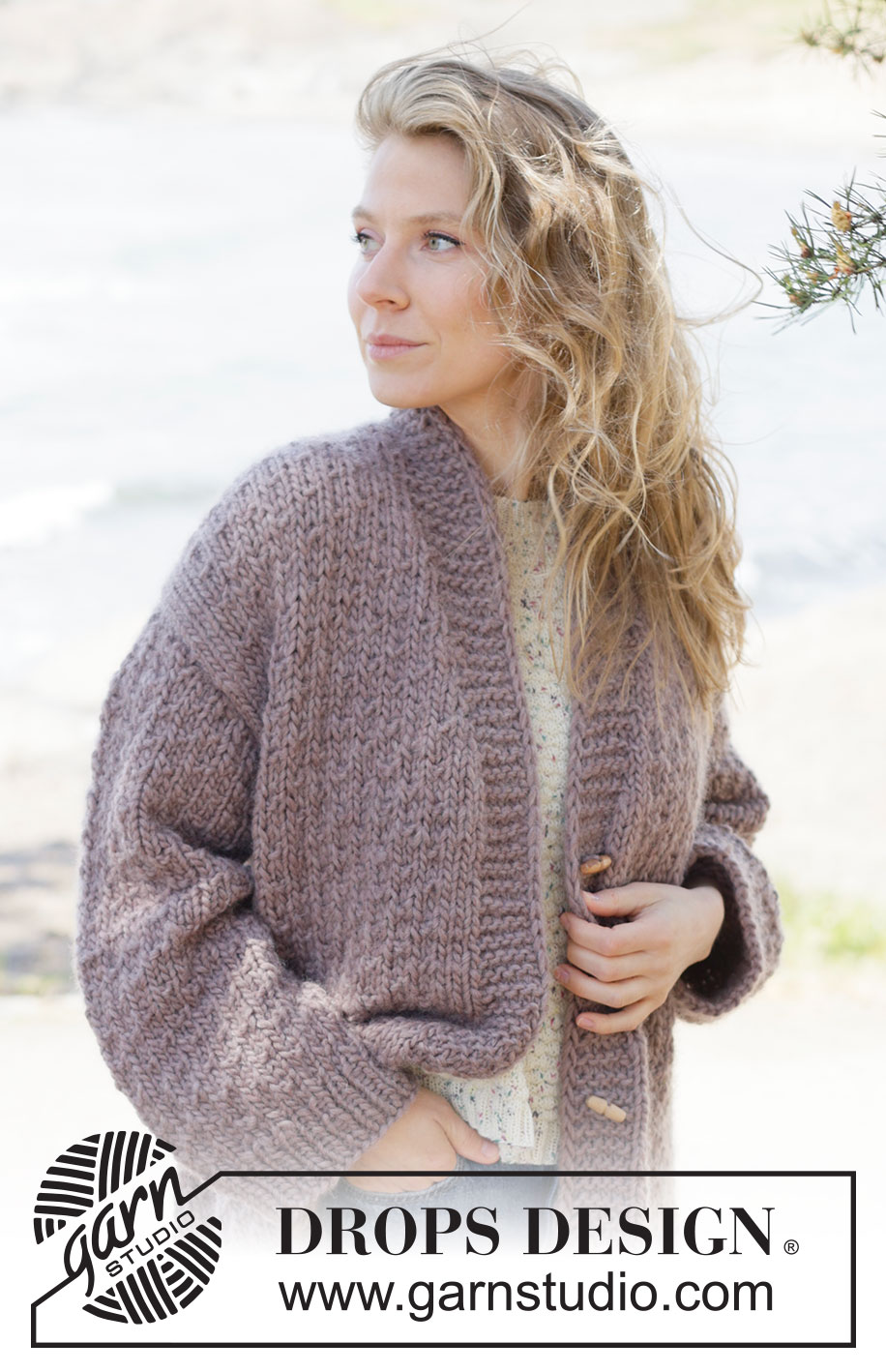 Chestnut Hug Cardigan / DROPS 262-19 - Długi kardigan oversize na drutach, przerabiany od góry do dołu z włóczki DROPS Snow. Z europejskimi ramionami / skosami ramion, strukturalnym ściegiem fantazyjnym, dekoltem V, szalowym kołnierzem i I-cordem. Od XS do XXXL.