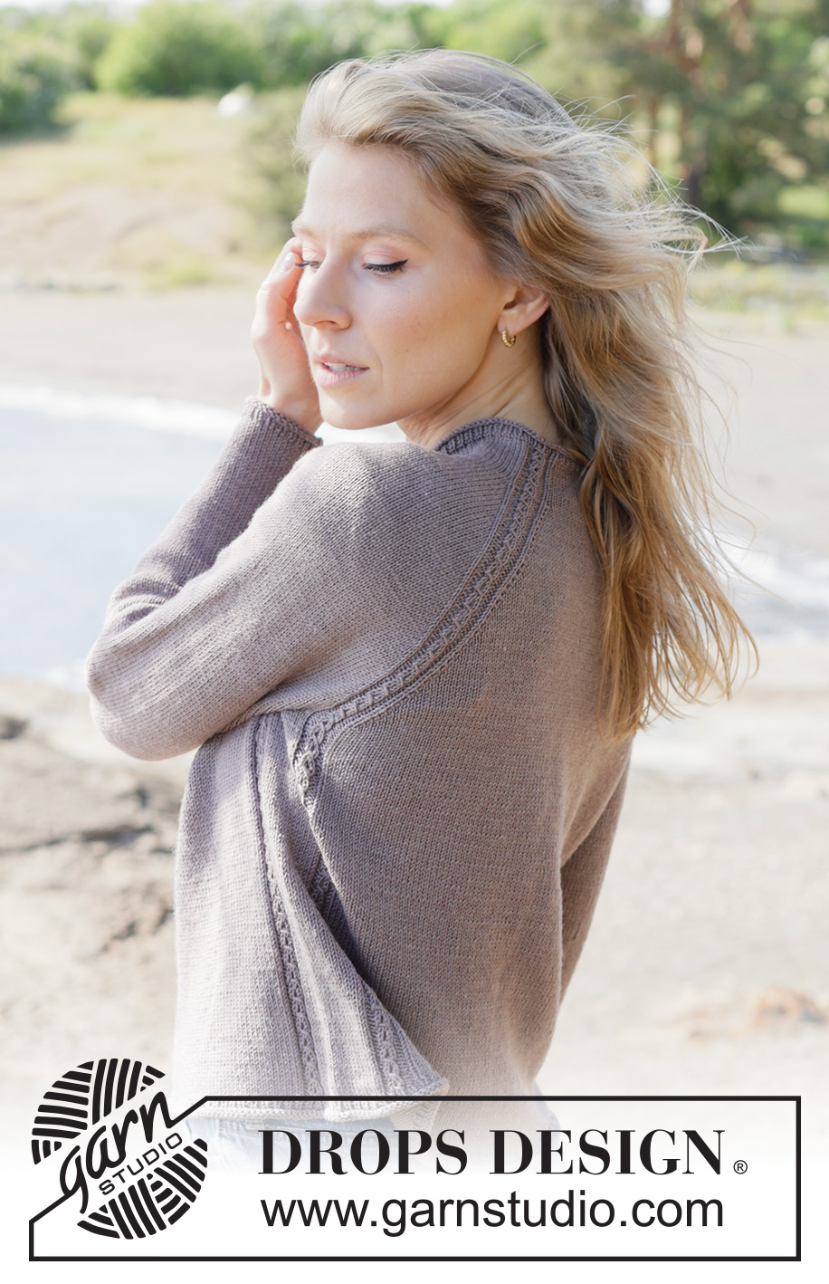 Sunday Mist Sweater / DROPS 262-20 - Sweter na drutach, przerabiany od góry do dołu, z włóczki DROPS BabyMerino. Z reglanowymi rękawami, ściegiem ażurowym i zwijającymi się brzegami. Od XS do XXXL.