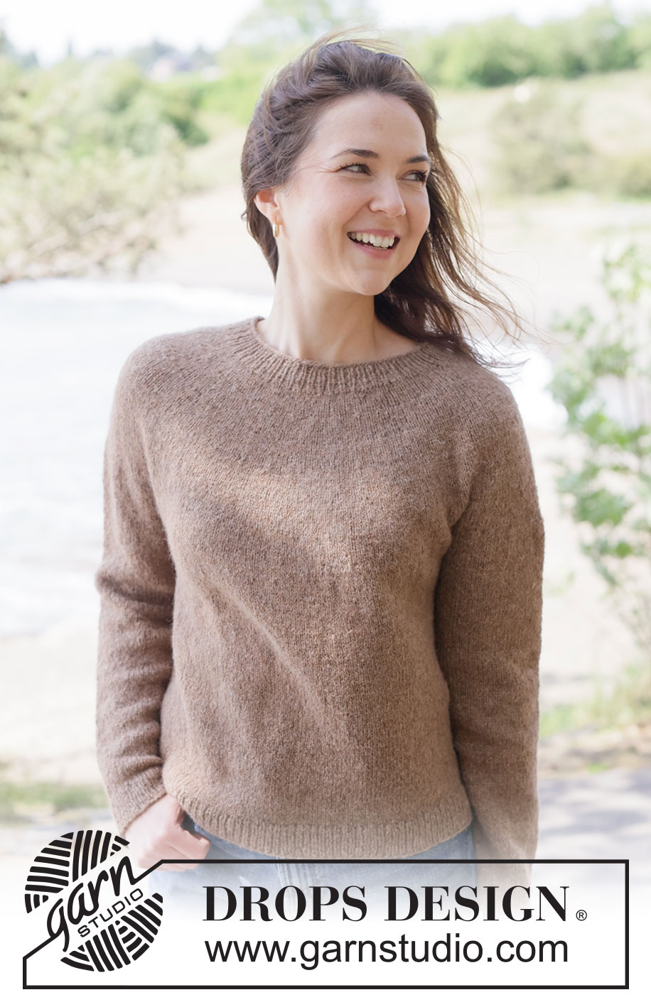 Caramel Haze Sweater / DROPS 262-21 - Strikket genser i DROPS Sky eller DROPS Daisy. Arbeidet strikkes ovenfra og ned i glattstrikk med rundfelling. Størrelse XS - XXL.