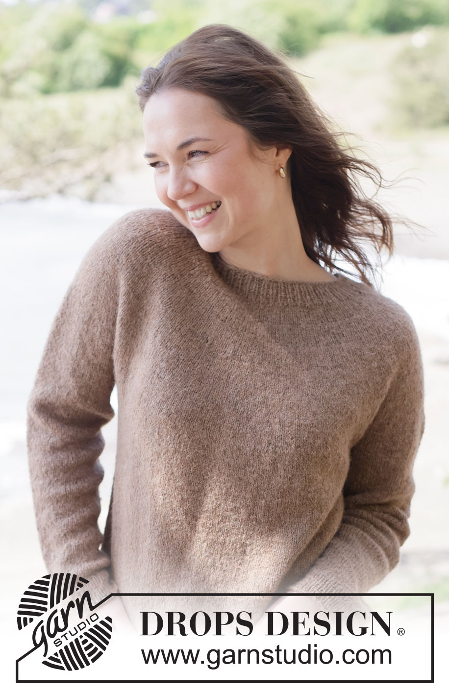 Caramel Haze Sweater / DROPS 262-21 - Strikket genser i DROPS Sky eller DROPS Daisy. Arbeidet strikkes ovenfra og ned i glattstrikk med rundfelling. Størrelse XS - XXL.