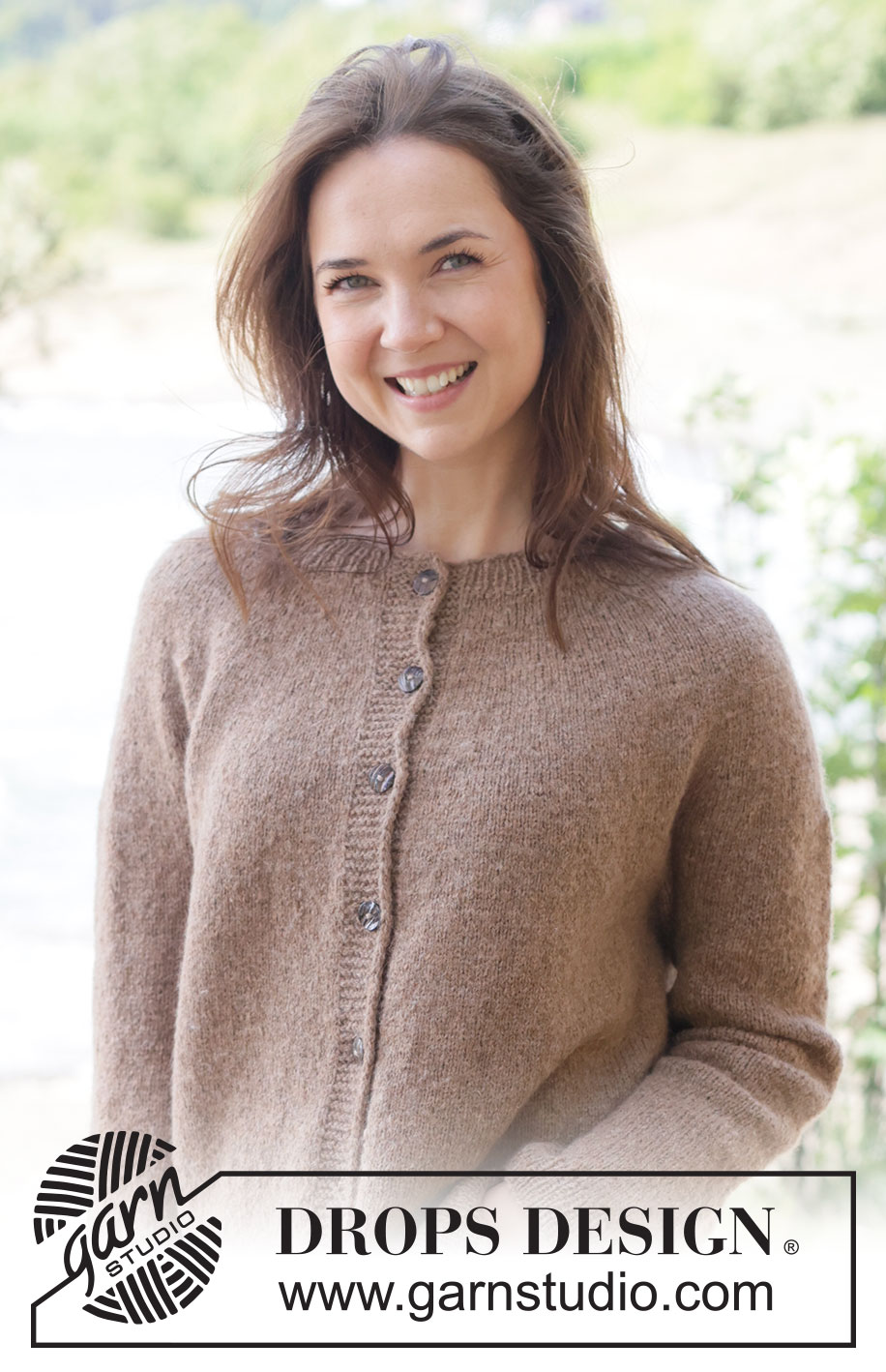 Caramel Haze Cardigan / DROPS 262-22 - Strikket jakke i DROPS Sky eller DROPS Daisy. Arbeidet strikkes ovenfra og ned i glattstrikk med rundfelling, dobbel halskant og i-cord. Størrelse XS - XXL.