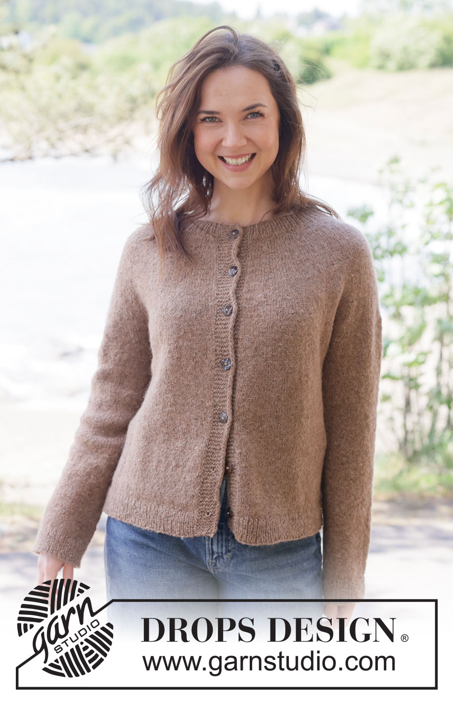 Caramel Haze Cardigan / DROPS 262-22 - Strikket jakke i DROPS Sky eller DROPS Daisy. Arbeidet strikkes ovenfra og ned i glattstrikk med rundfelling, dobbel halskant og i-cord. Størrelse XS - XXL.