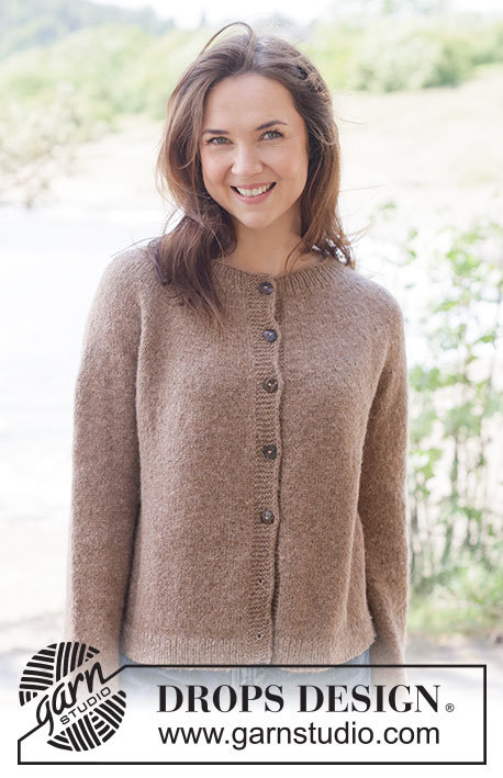 Caramel Haze Cardigan / DROPS 262-22 - Strikket jakke i DROPS Sky eller DROPS Daisy. Arbeidet strikkes ovenfra og ned i glattstrikk med rundfelling, dobbel halskant og i-cord. Størrelse XS - XXL.