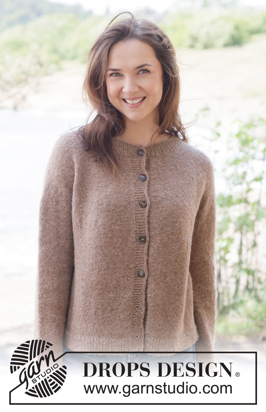 Caramel Haze Cardigan / DROPS 262-22 - Strikket jakke i DROPS Sky eller DROPS Daisy. Arbeidet strikkes ovenfra og ned i glattstrikk med rundfelling, dobbel halskant og i-cord. Størrelse XS - XXL.