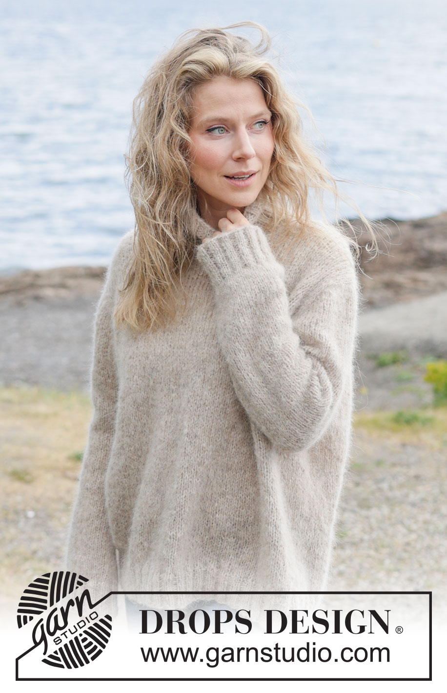 Frosted Oats Sweater / DROPS 262-24 - Gestrickter Pullover in 2 Fäden DROPS Brushed Alpaca Silk. Die Arbeit wird von oben nach unten mit europäischer Passe und hohem Kragen / Rollkragen gestrickt. Größe XS - XXXL.