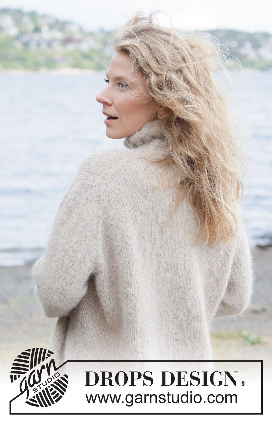 Frosted Oats Sweater / DROPS 262-24 - Gestrickter Pullover in 2 Fäden DROPS Brushed Alpaca Silk. Die Arbeit wird von oben nach unten mit europäischer Passe und hohem Kragen / Rollkragen gestrickt. Größe XS - XXXL.