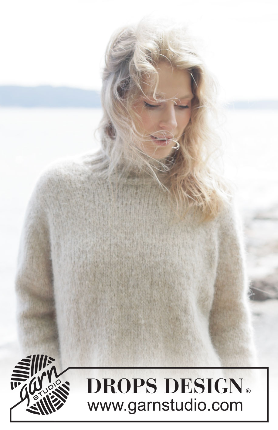 Frosted Oats Sweater / DROPS 262-24 - Gestrickter Pullover in 2 Fäden DROPS Brushed Alpaca Silk. Die Arbeit wird von oben nach unten mit europäischer Passe und hohem Kragen / Rollkragen gestrickt. Größe XS - XXXL.