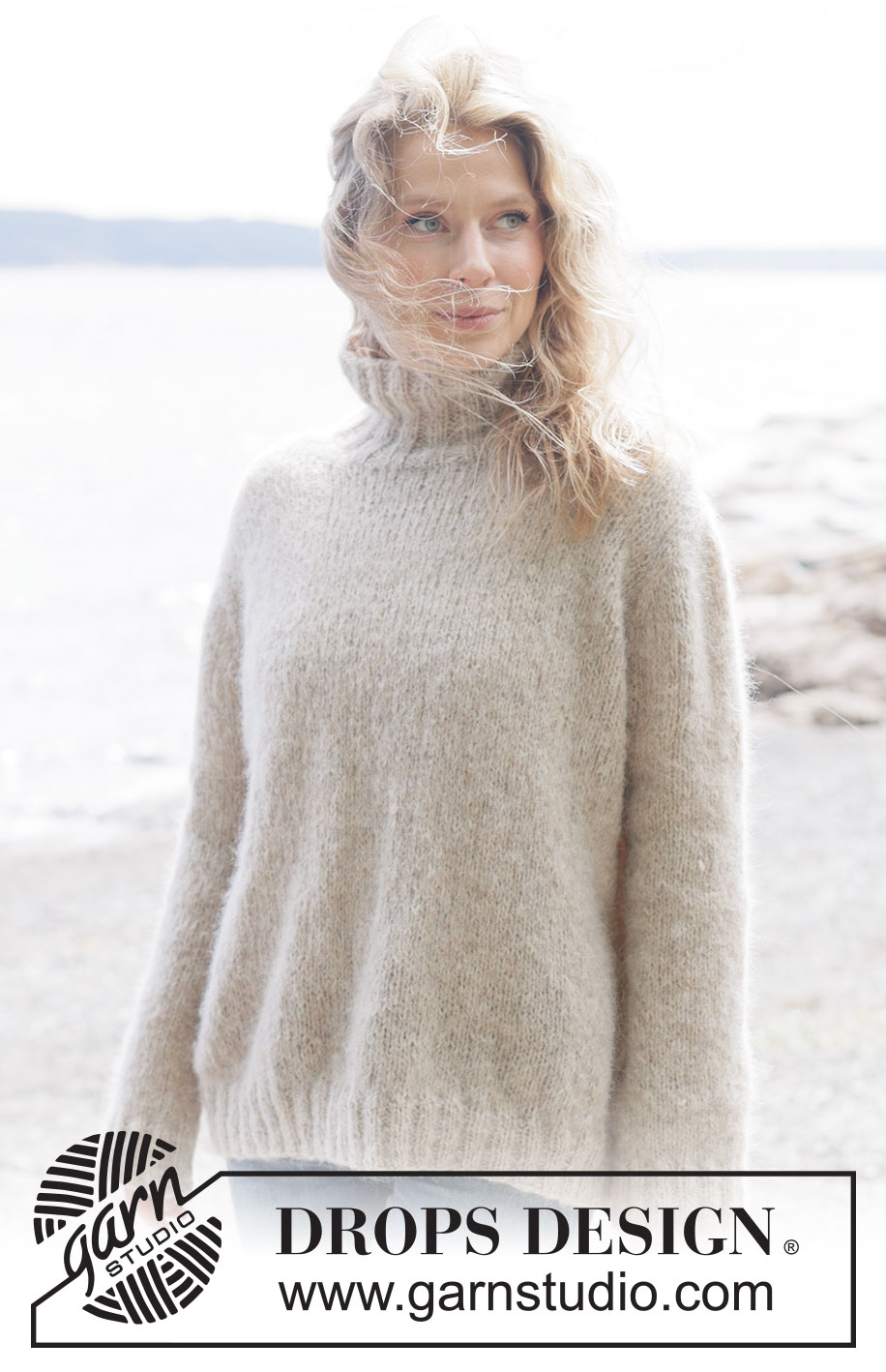 Frosted Oats Sweater / DROPS 262-24 - Gestrickter Pullover in 2 Fäden DROPS Brushed Alpaca Silk. Die Arbeit wird von oben nach unten mit europäischer Passe und hohem Kragen / Rollkragen gestrickt. Größe XS - XXXL.