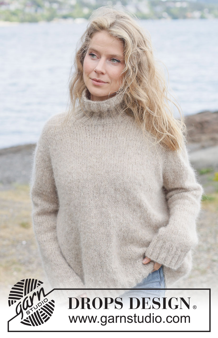 Frosted Oats Sweater / DROPS 262-24 - Gestrickter Pullover in 2 Fäden DROPS Brushed Alpaca Silk. Die Arbeit wird von oben nach unten mit europäischer Passe und hohem Kragen / Rollkragen gestrickt. Größe XS - XXXL.