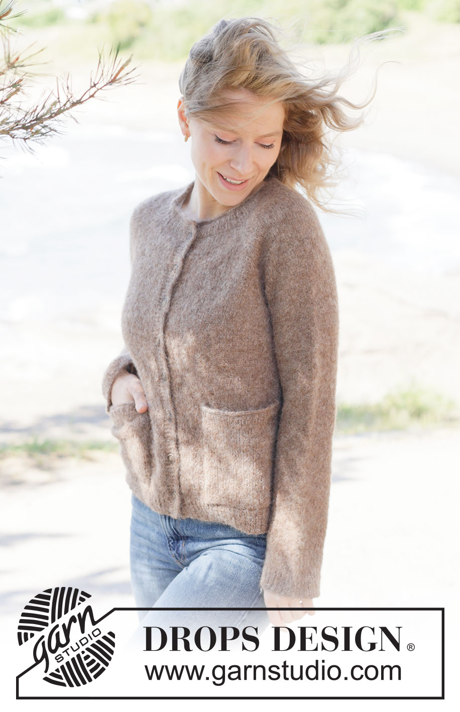 Forest Pocket Cardigan / DROPS 262-25 - Strikket cardigan i DROPS Brushed Alpaca Silk. Arbejdet strikkes oppefra og ned i glatstrik med raglan, rullekant, i-cord og lommer. Størrelse XS - XXXL.