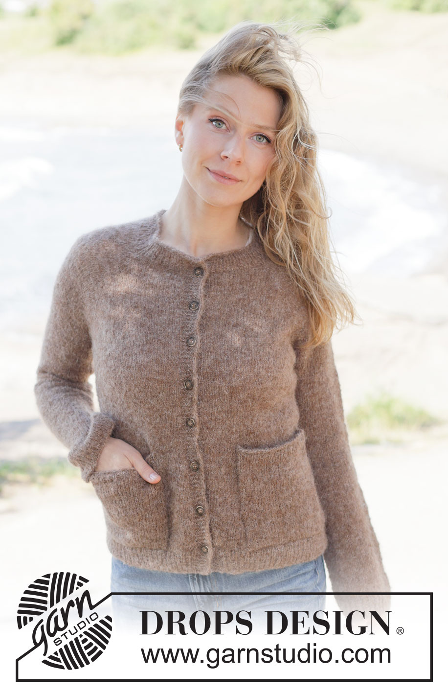 Forest Pocket Cardigan / DROPS 262-25 - Strikket cardigan i DROPS Brushed Alpaca Silk. Arbejdet strikkes oppefra og ned i glatstrik med raglan, rullekant, i-cord og lommer. Størrelse XS - XXXL.